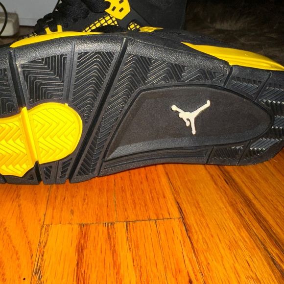 Jordan Retro 4 Thunder Never Worn - Picture 2 of 2